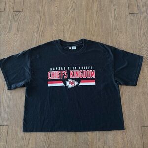 Kansas City Chiefs “Chiefs Kingdom” NFL Tee – Black – Boxy Cropped Fit Large